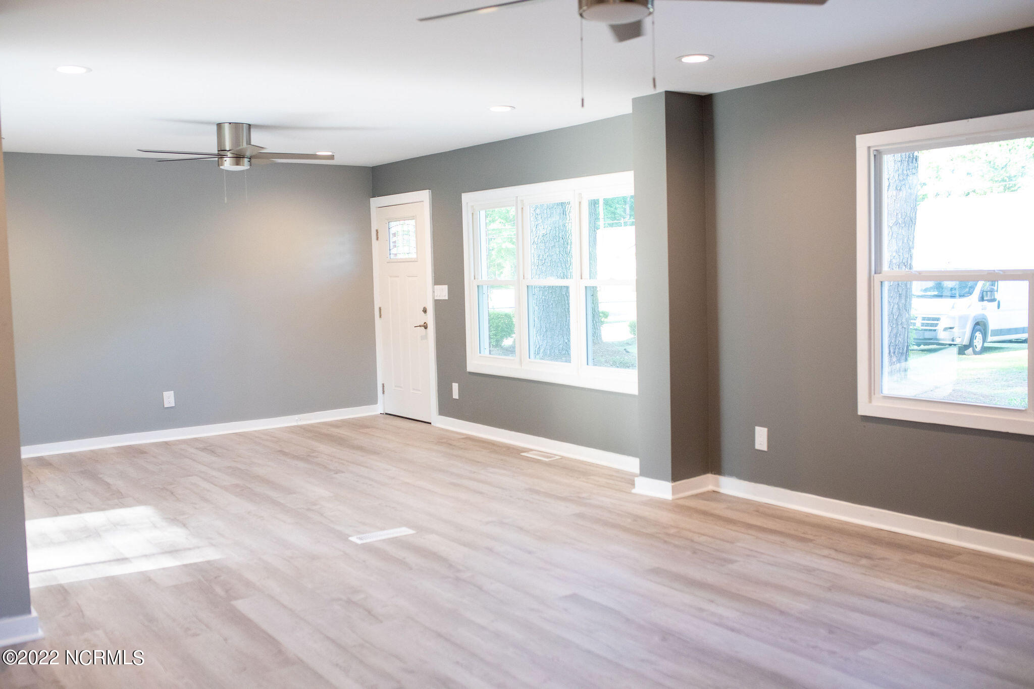 616 Girl Scout Road Kinston, NC 28501 - Photo 3 of 14 Living Room
