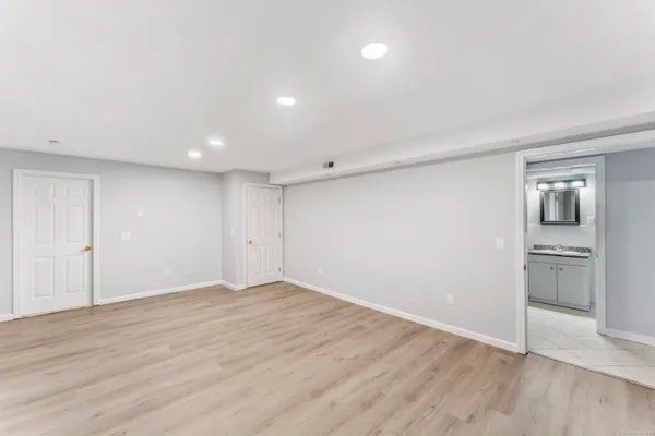 $2,300 | 4 Dover Circle, Newtown, CT 06470