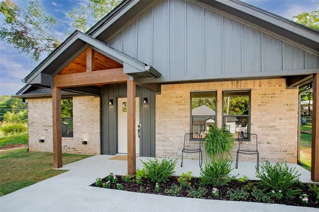 a front view of house with yard