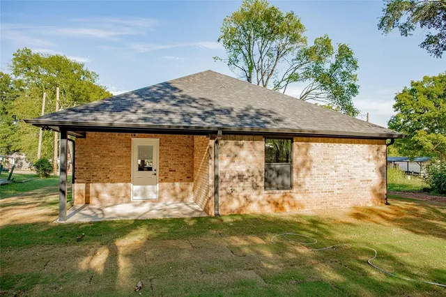 a view of back yard of the house