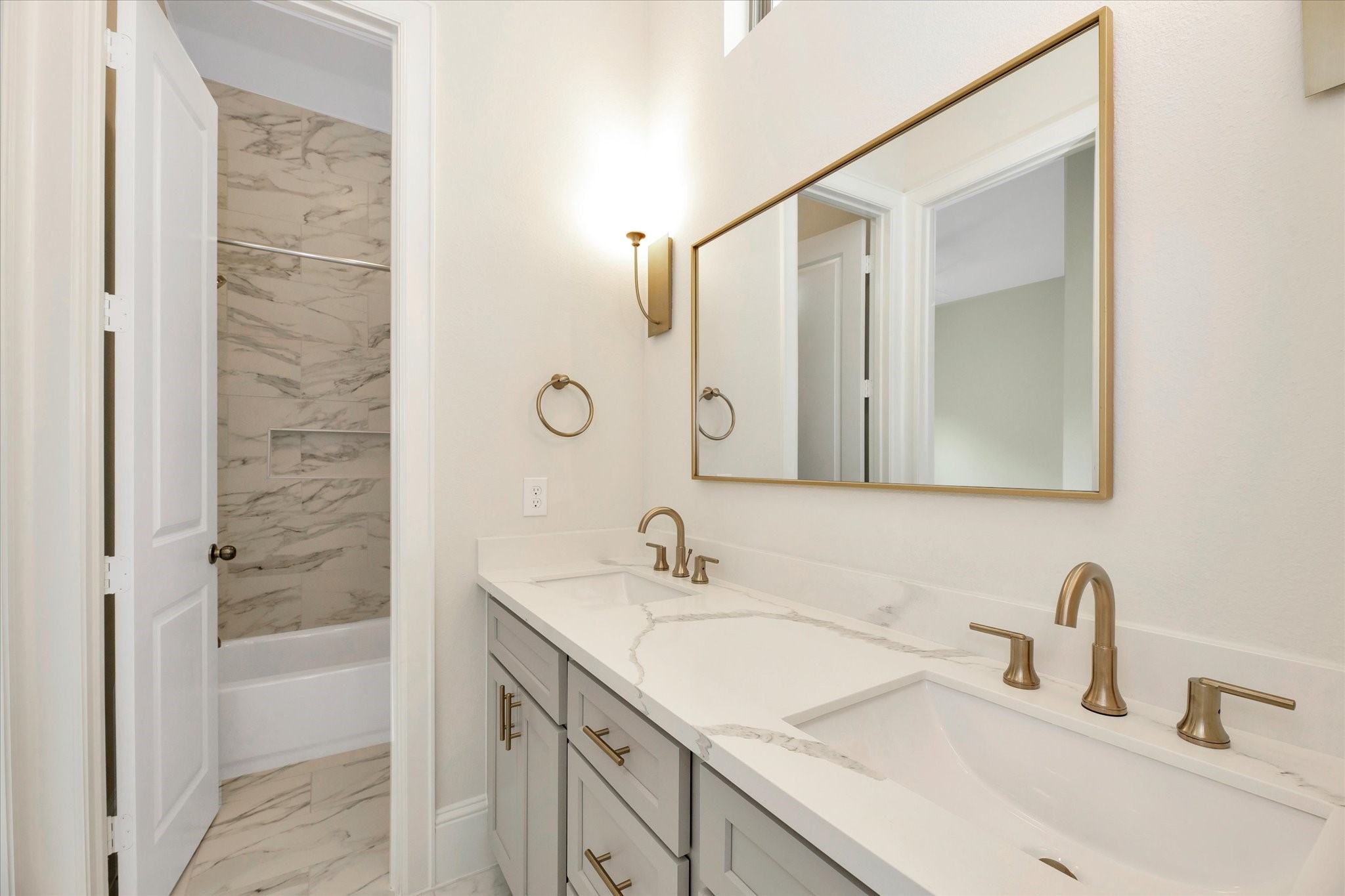 540 West 26th Street, Unit A Houston, TX 77008 - Photo 31 of 47 Secondary bath on second floor.