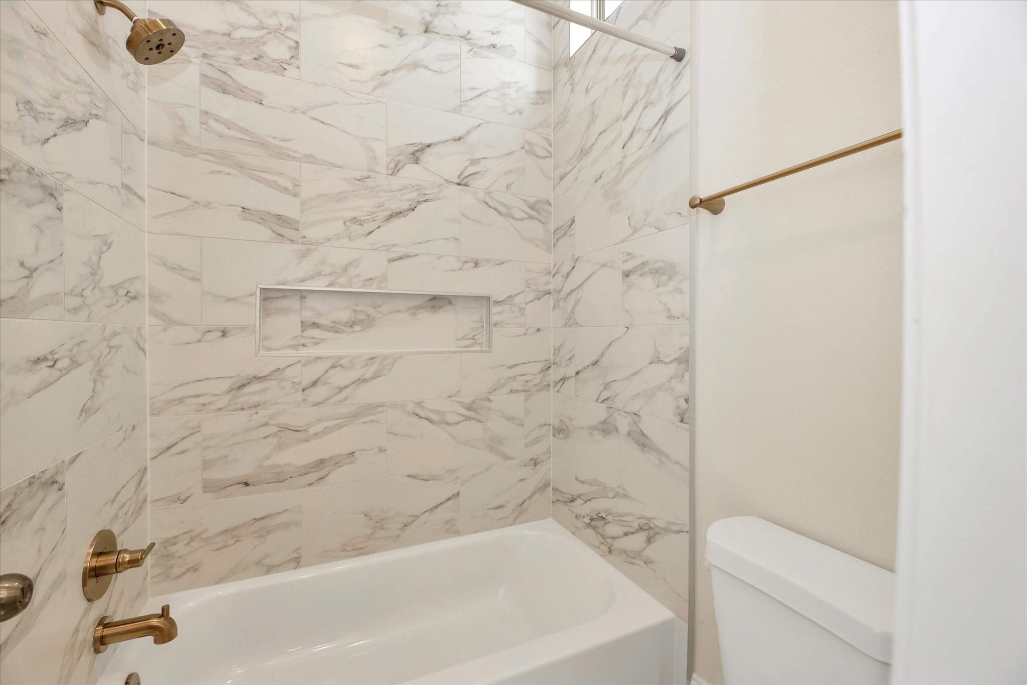 540 West 26th Street, Unit A Houston, TX 77008 - Photo 32 of 47 Secondary bath on second floor.