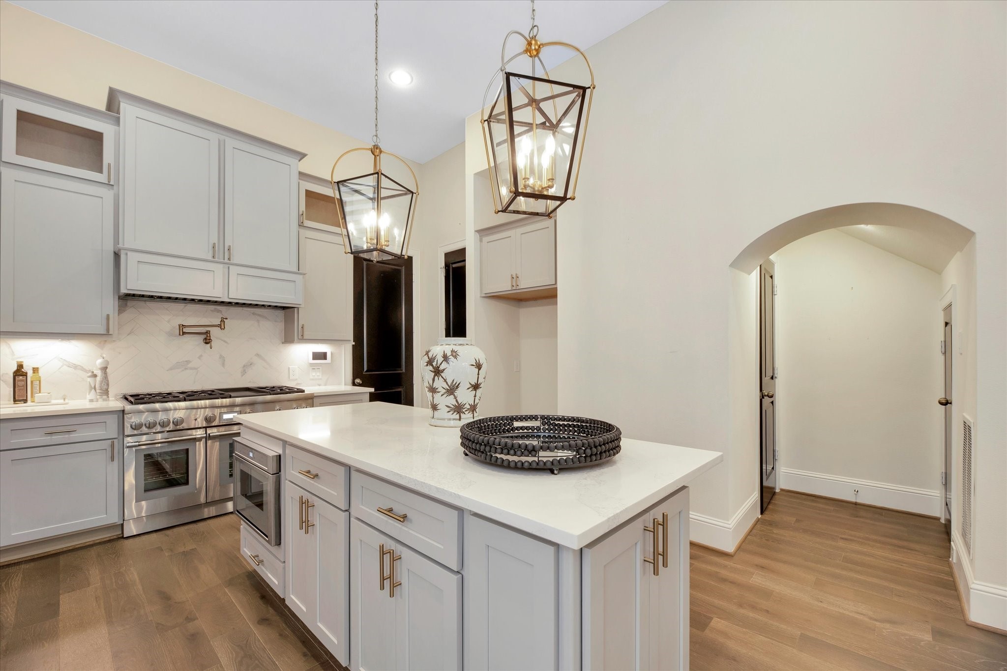 540 West 26th Street, Unit A Houston, TX 77008 - Photo 5 of 47 Thermador Appliances. Beautiful countertops.