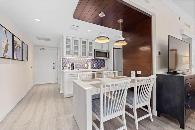 $950,000 | 240 Sands Point Road, Unit 4102, Longboat Key, FL 34228