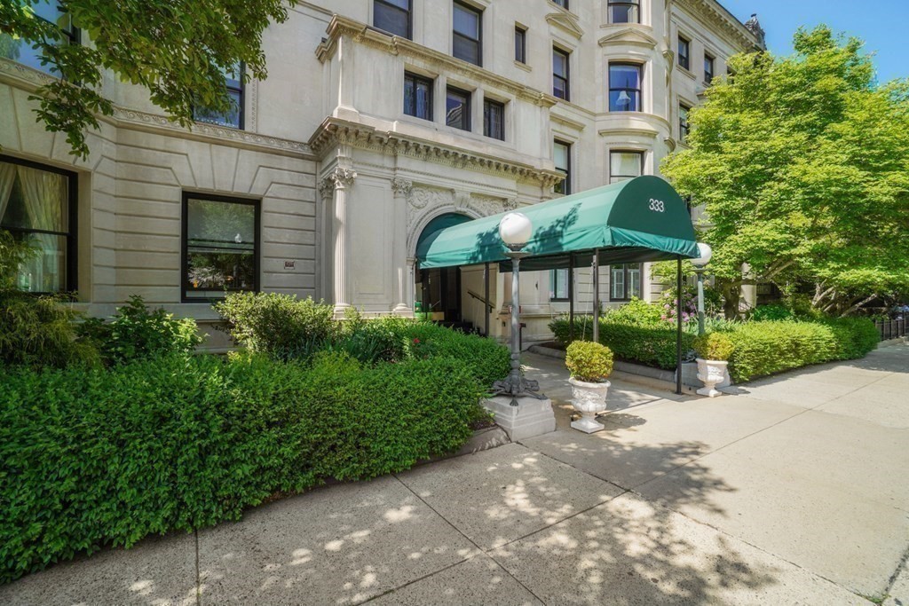 333 Commonwealth Avenue, Unit PH22 Boston, MA 02115 - Photo 39 of 42 a view of a building with garden and plants