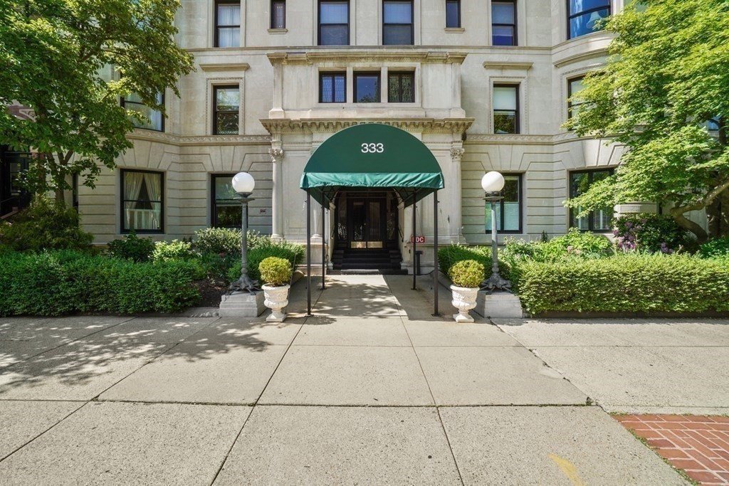 333 Commonwealth Avenue, Unit PH22 Boston, MA 02115 - Photo 40 of 42 a front view of a building with garden
