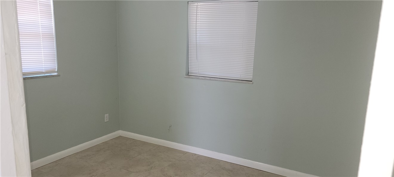 412 7th Road Southwest Vero Beach, FL 32962 - Photo 14 of 19 an empty room with a window