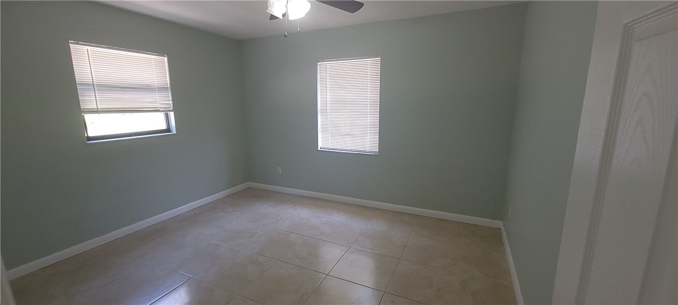 412 7th Road Southwest Vero Beach, FL 32962 - Photo 15 of 19 an empty room with a window