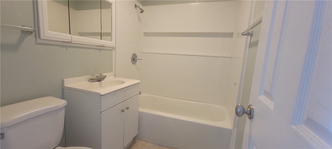 412 7th Road Southwest Vero Beach, FL 32962 - Photo 10 of 19 a bathroom with a sink a toilet and shower