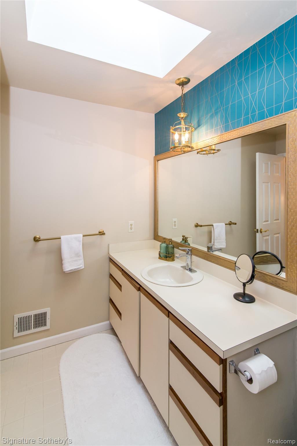 576 Ten Point Drive Rochester, MI 48309 - Photo 23 of 51 Main Bath