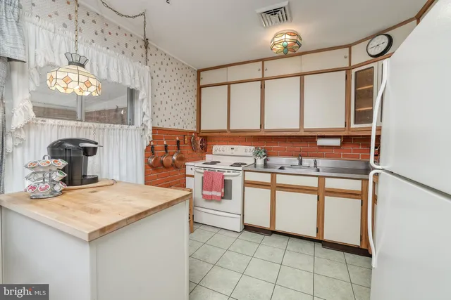 $365,000 | 110 Kenwood Drive North, Levittown, PA 19055