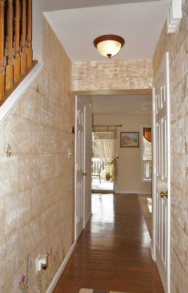 6582 Sylvan Brook Road Roanoke, VA 24018 - Photo 14 of 32 Hallway entrance level