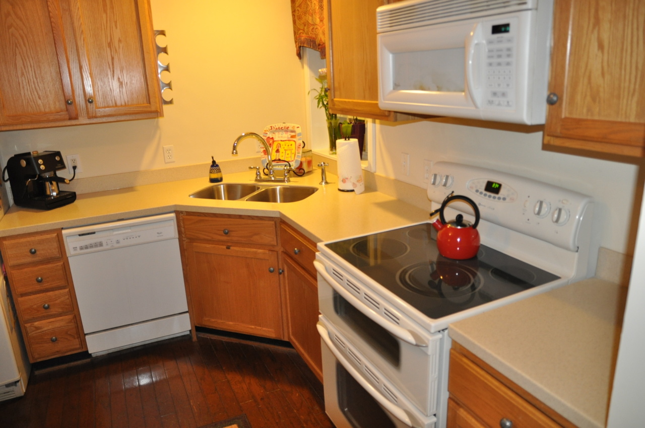 6582 Sylvan Brook Road Roanoke, VA 24018 - Photo 8 of 32 New Counters in kitchen