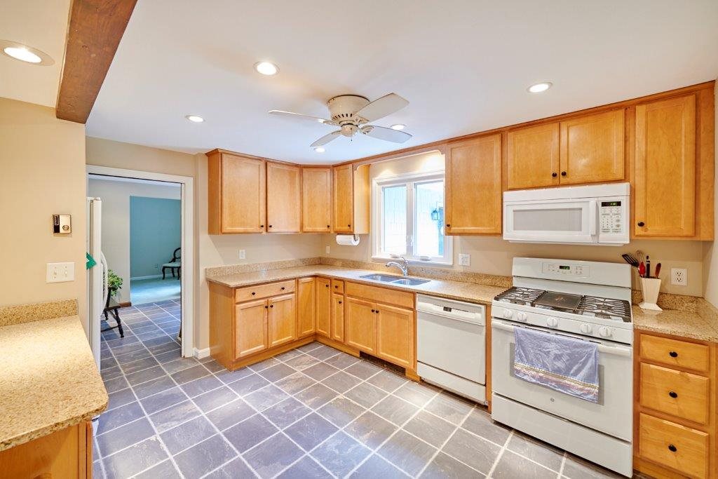 103 Gilcreast Road Londonderry, NH 03053 - Photo 2 of 26 Gallery Image 2