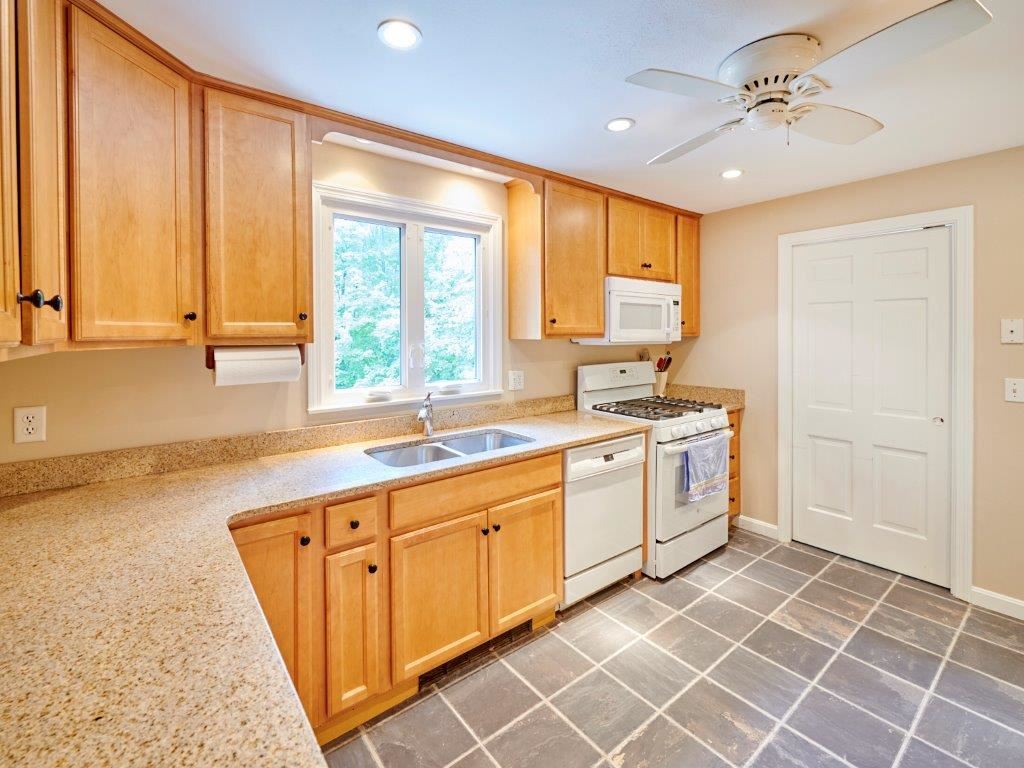 103 Gilcreast Road Londonderry, NH 03053 - Photo 3 of 26 Gallery Image 3