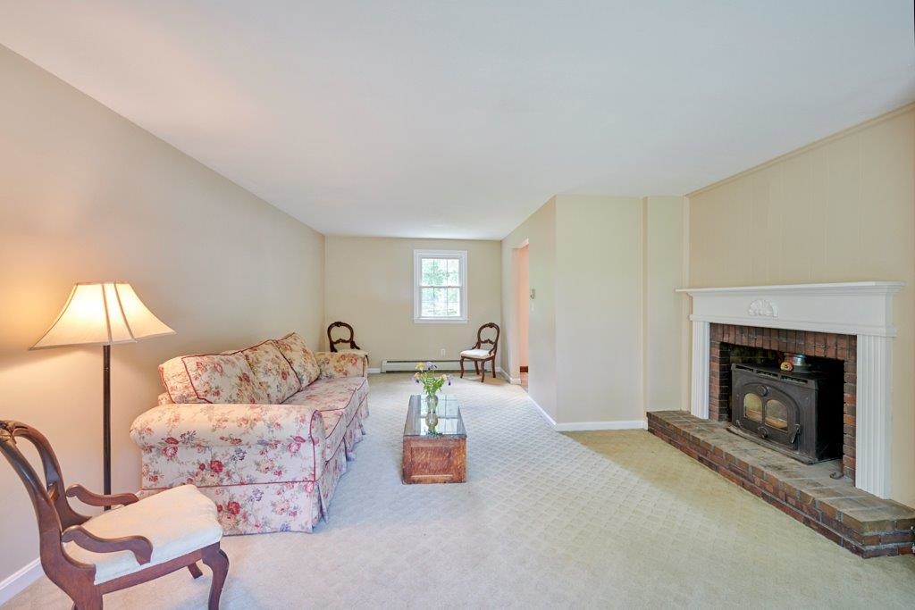 103 Gilcreast Road Londonderry, NH 03053 - Photo 5 of 26 Gallery Image 5