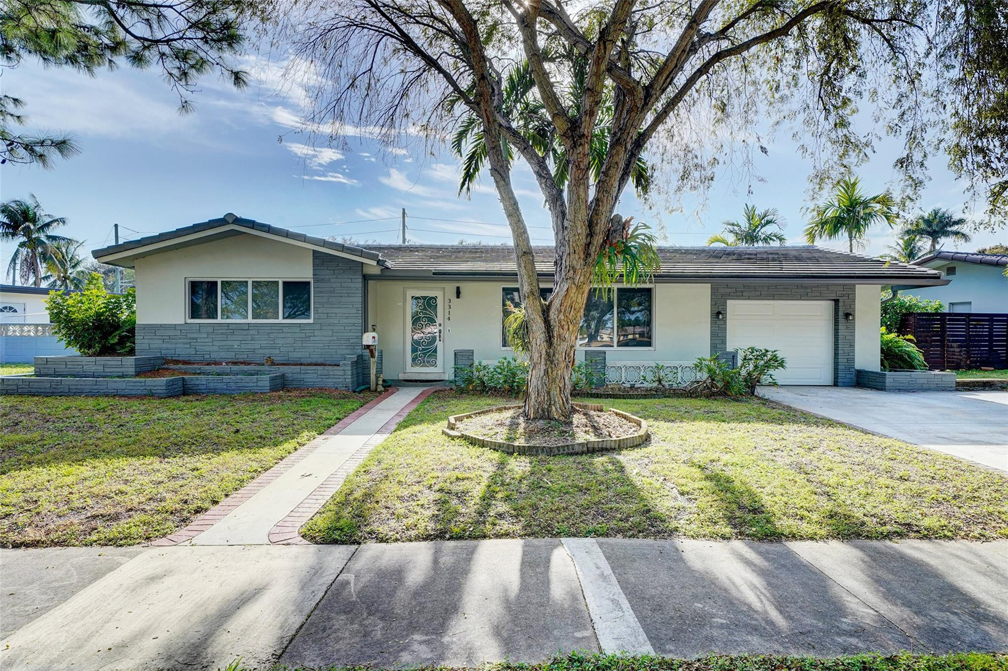 3314 West Park Road Hollywood, FL 33021 - Photo 1 of 25 a front view of house with yard and green space
