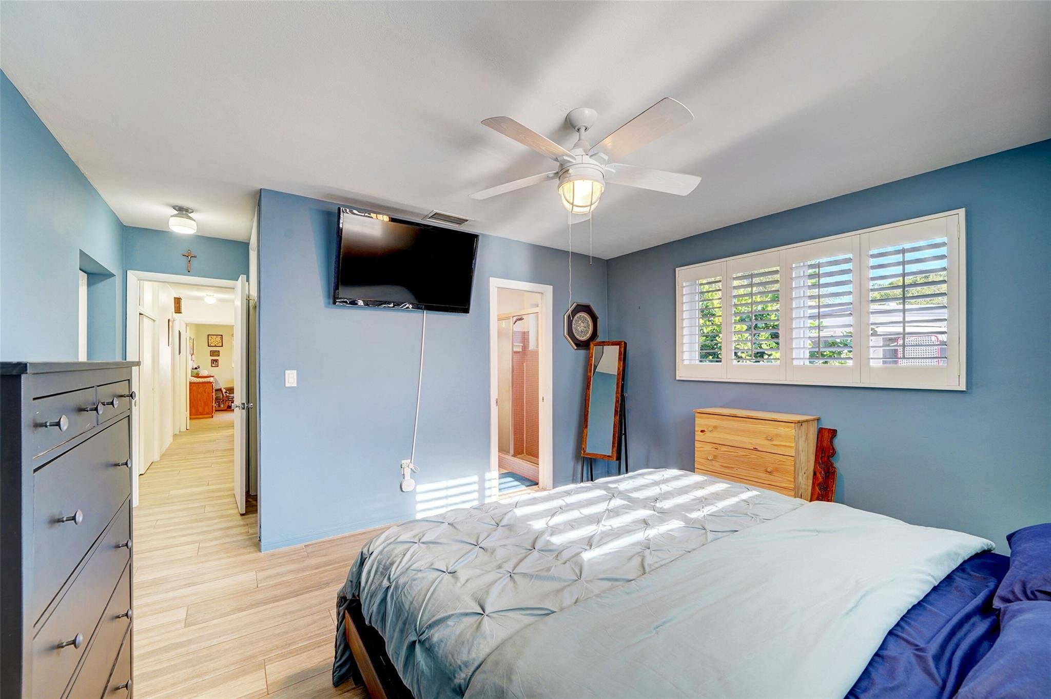 3314 West Park Road Hollywood, FL 33021 - Photo 19 of 25 a bedroom with a bed and a flat screen tv