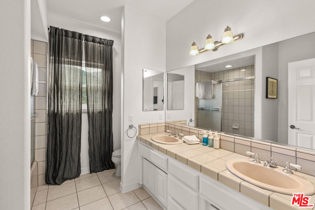 28765 Pine Canyon Road Lake Hughes, CA 93532 - Photo 50 of 58 a bathroom with a double vanity sink and a mirror