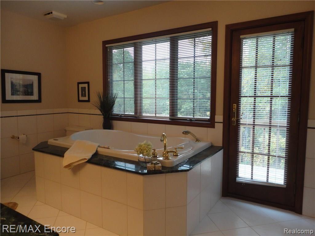 4431 Hough Road Dryden, MI 48428 - Photo 39 of 42 Jetted tub in master bath.jpg