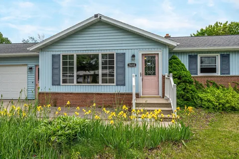 $274,900 | 1614 Dawn Street, Algoma, WI 54201