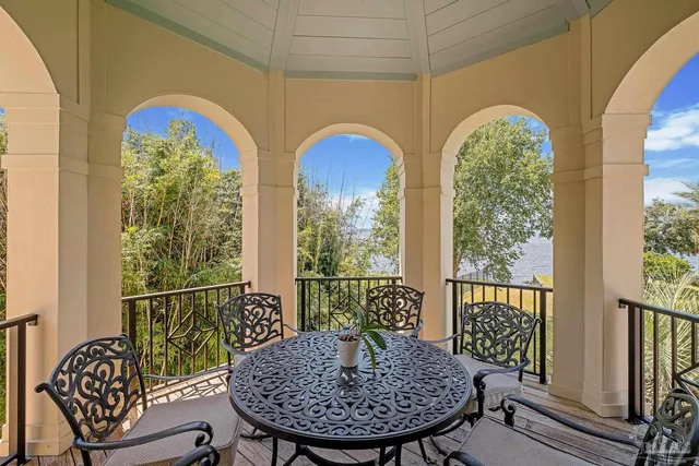 a picture of wall with white walls