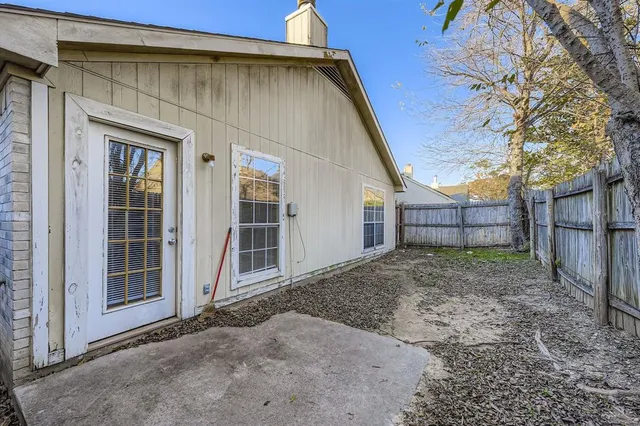 a view of back yard of the house