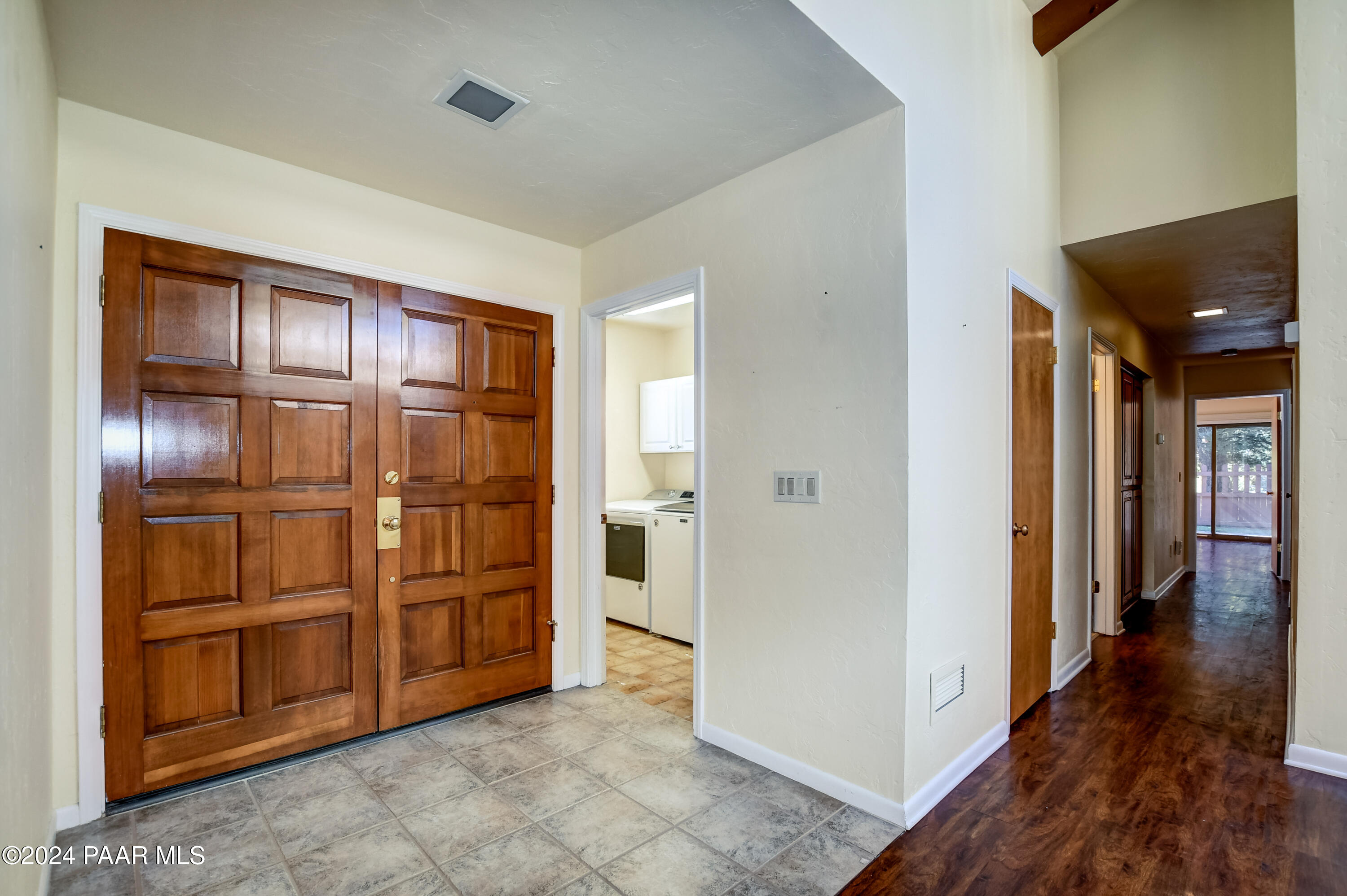 1393 Coyote Road Prescott, AZ 86303 - Photo 4 of 26 Foyer