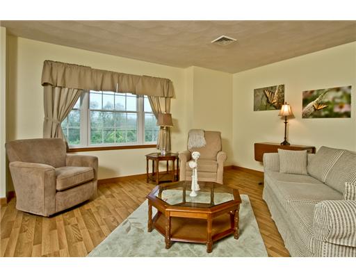 1 Captain Freebody Road Narragansett, RI 02882 - Photo 5 of 16 Living Room.