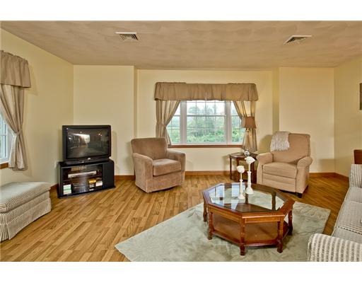 1 Captain Freebody Road Narragansett, RI 02882 - Photo 6 of 16 Living Room.