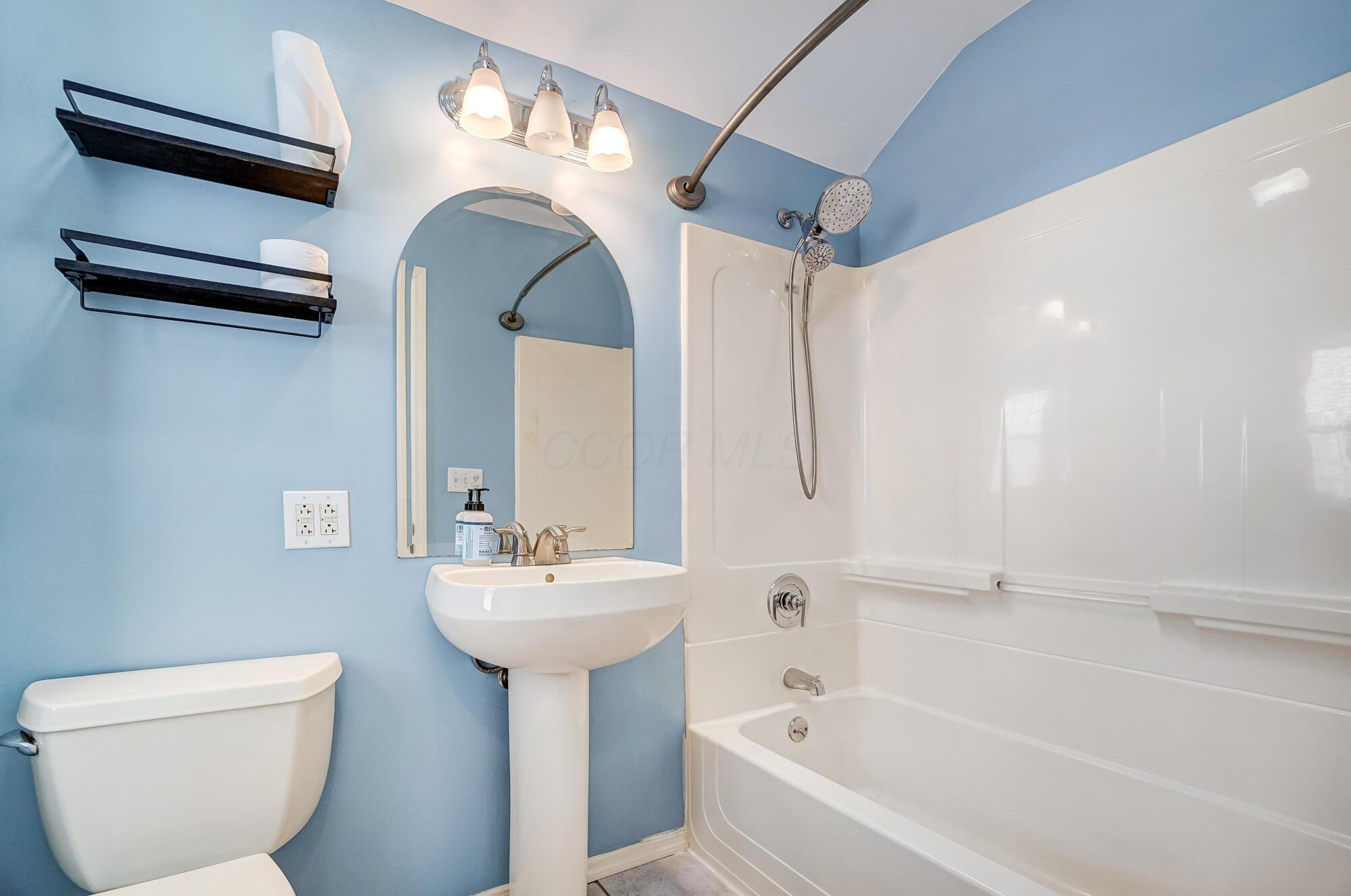 2990 Parkside Road Columbus, OH 43204 - Photo 18 of 34 Full bath on 2nd level