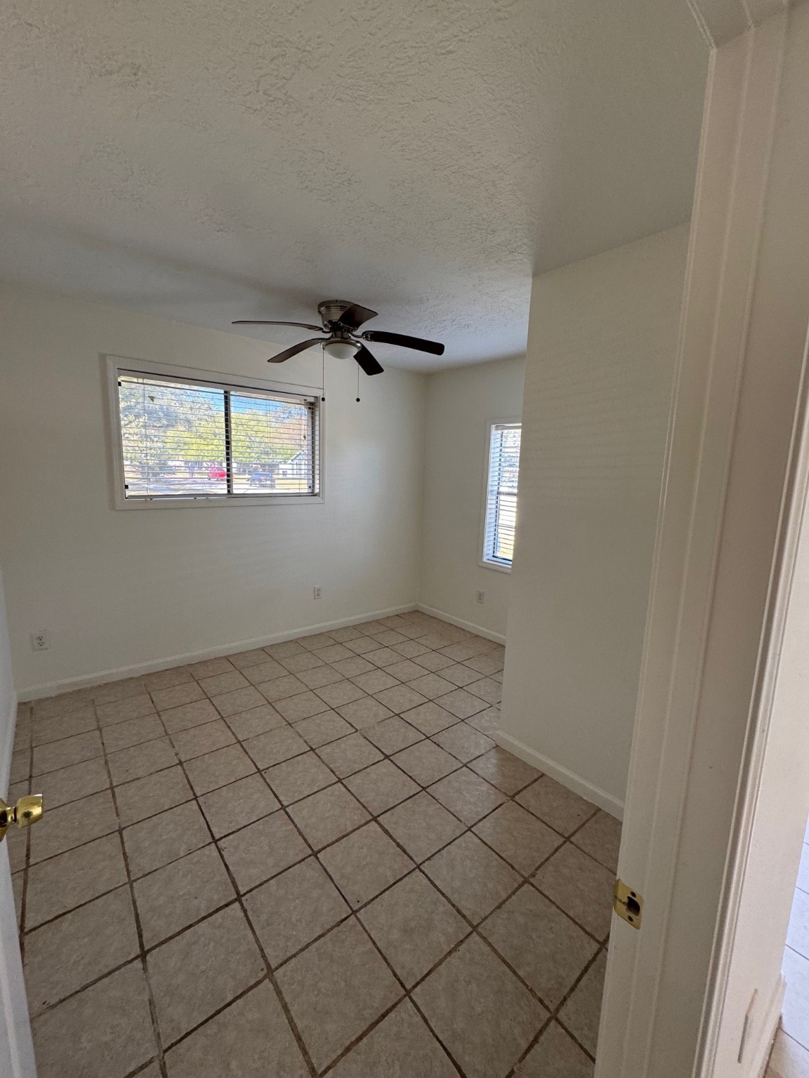 10134 Kirkglen Drive, Unit 3 Houston, TX 77089 - Photo 4 of 8 a view of an empty room and window