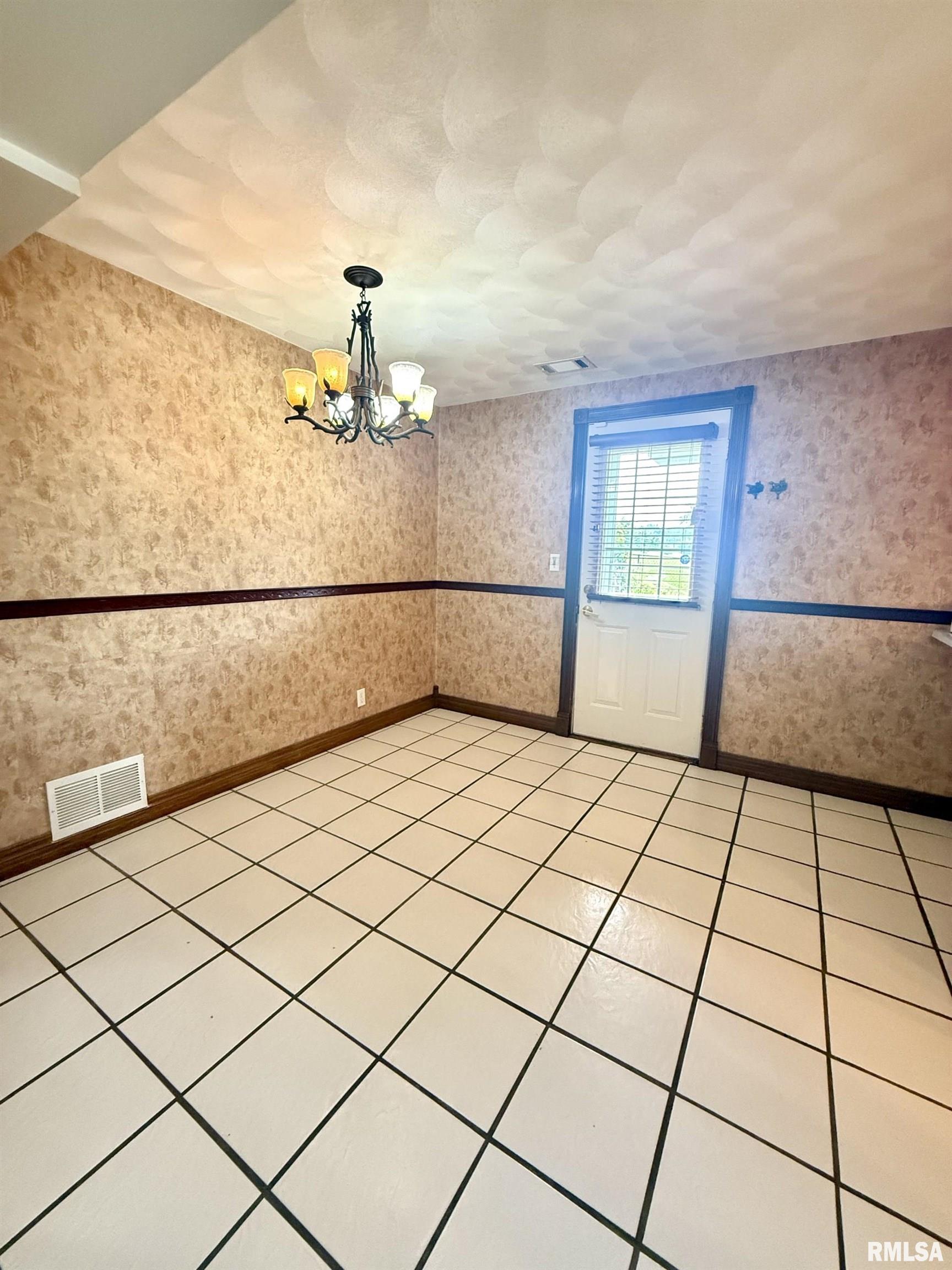 1428 West Northmoor Road Peoria, IL 61614 - Photo 7 of 31