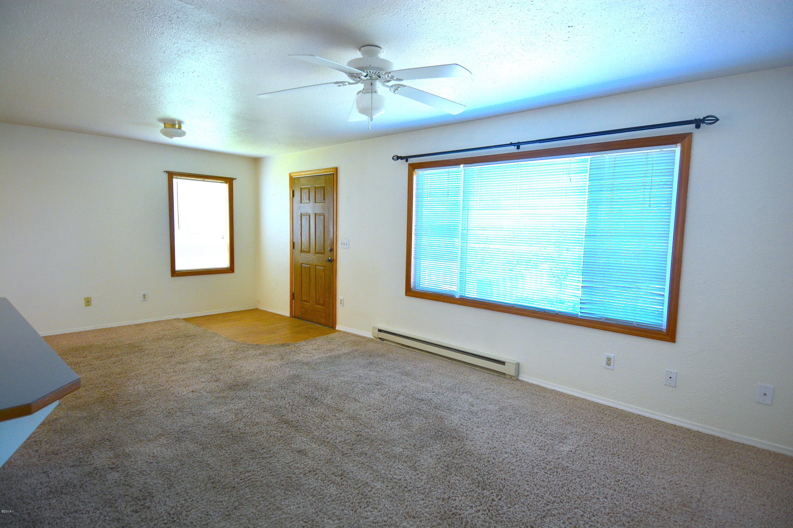 529 Southwest 5th Street Newport, OR 97365 - Photo 9 of 14 Living Room
