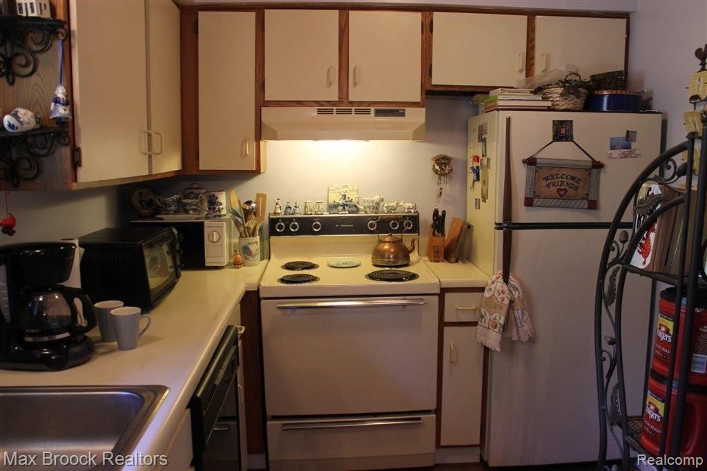 1520 Porter Circle, Unit 204 Rochester, MI 48307 - Photo 6 of 10 IMG_0985.JPG