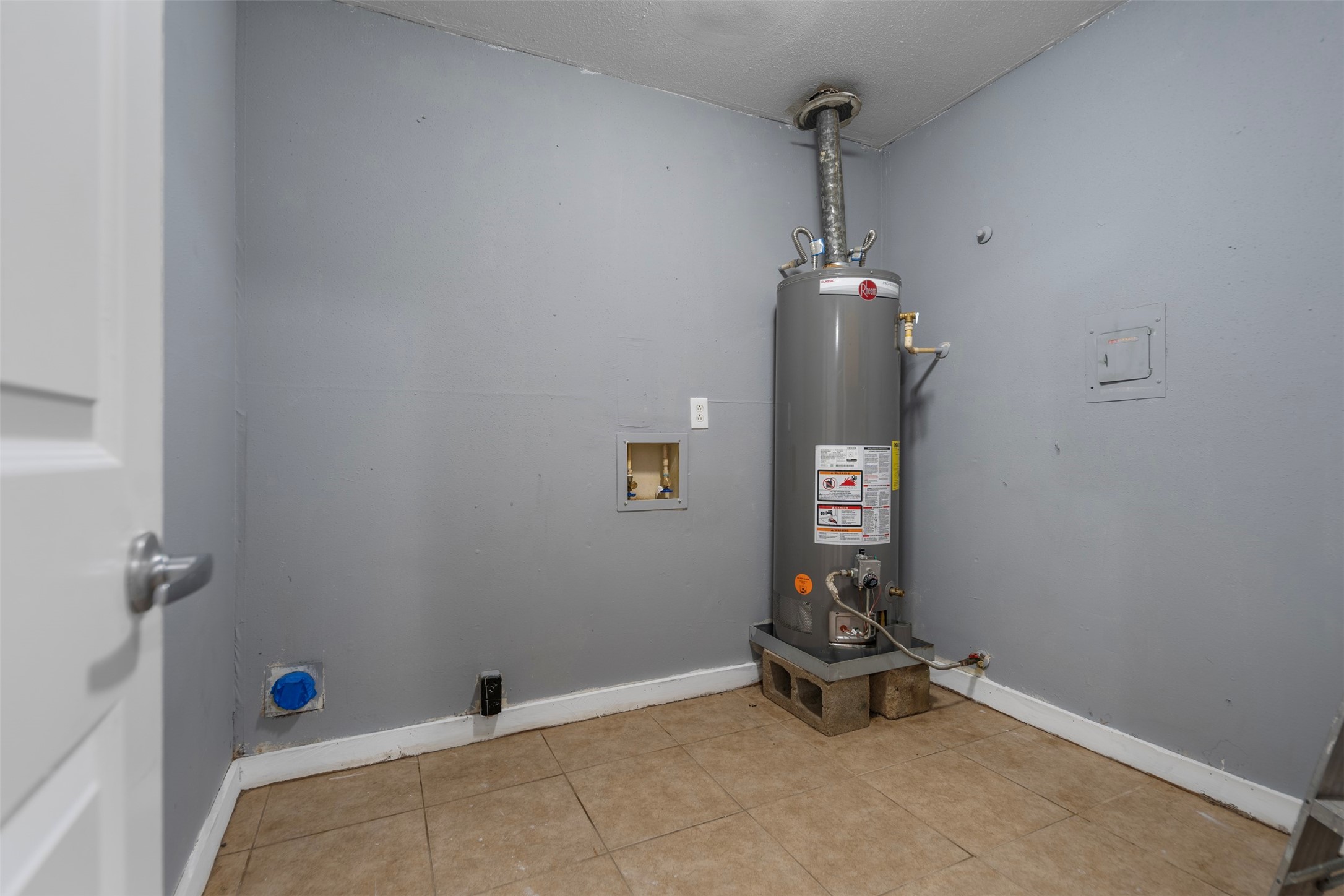 1204 Crescent Boulevard Cleveland, TX 77327 - Photo 16 of 24 a bathroom with a shower and a window