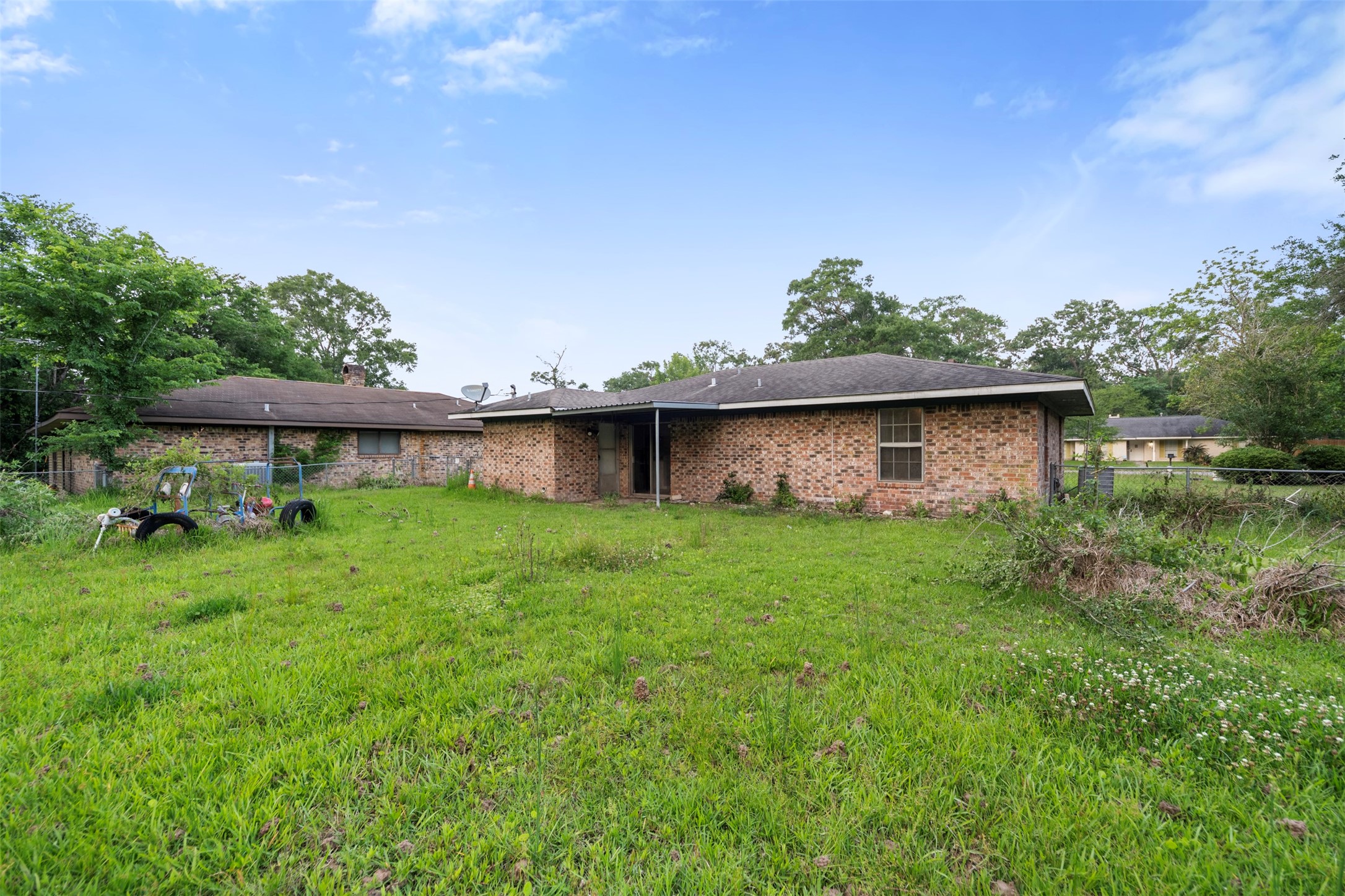 1204 Crescent Boulevard Cleveland, TX 77327 - Photo 21 of 24 a backyard of a house with table and chairs