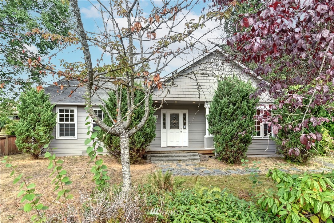 425 South Cabot Road Everett, WA 98203 - Photo 1 of 24 front view of a house with a yard