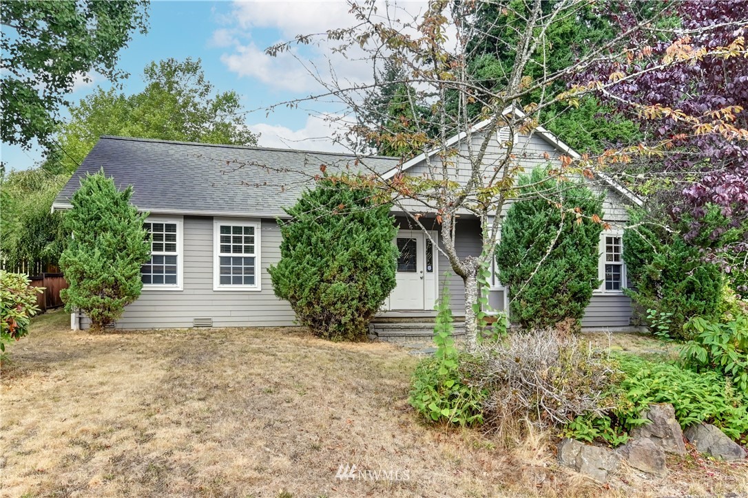 425 South Cabot Road Everett, WA 98203 - Photo 2 of 24 a house view with a outdoor space
