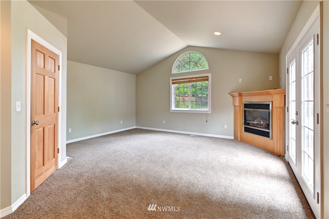 425 South Cabot Road Everett, WA 98203 - Photo 11 of 24 an empty room with windows and cabinet