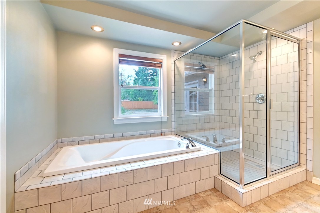 425 South Cabot Road Everett, WA 98203 - Photo 14 of 24 a spacious bathroom with a bathtub and shower