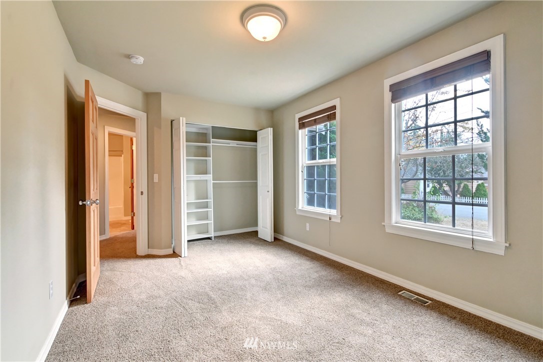 425 South Cabot Road Everett, WA 98203 - Photo 17 of 24 an empty room with windows and closet