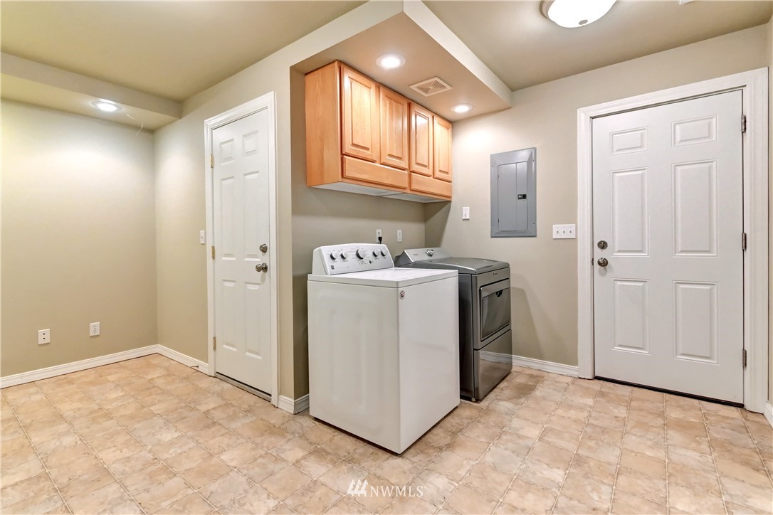 425 South Cabot Road Everett, WA 98203 - Photo 20 of 24 a utility room with cabinets washer and dryer
