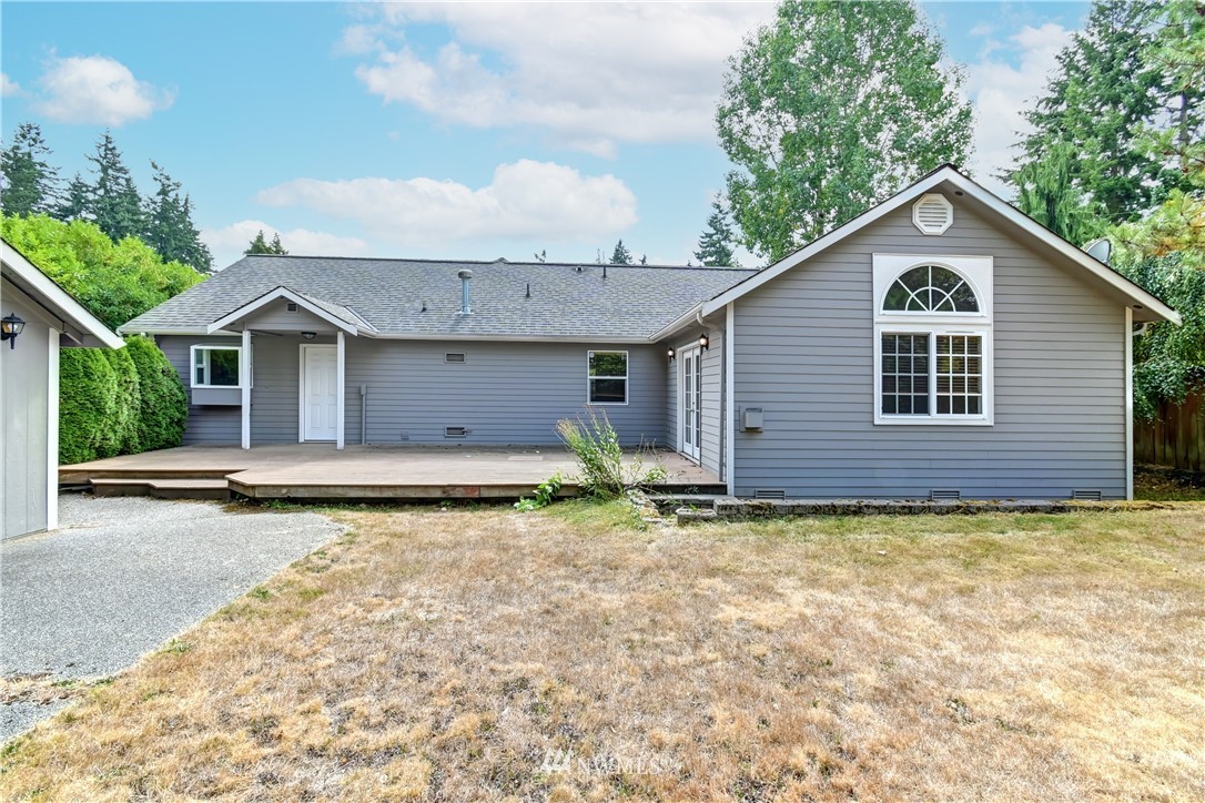 425 South Cabot Road Everett, WA 98203 - Photo 23 of 24 a view of a house with a yard and garage