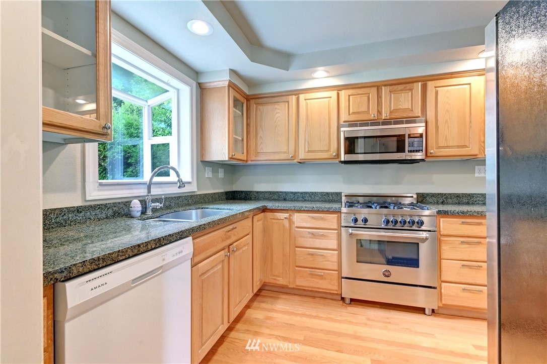 425 South Cabot Road Everett, WA 98203 - Photo 7 of 24 a kitchen with stainless steel appliances granite countertop a stove a sink and a microwave