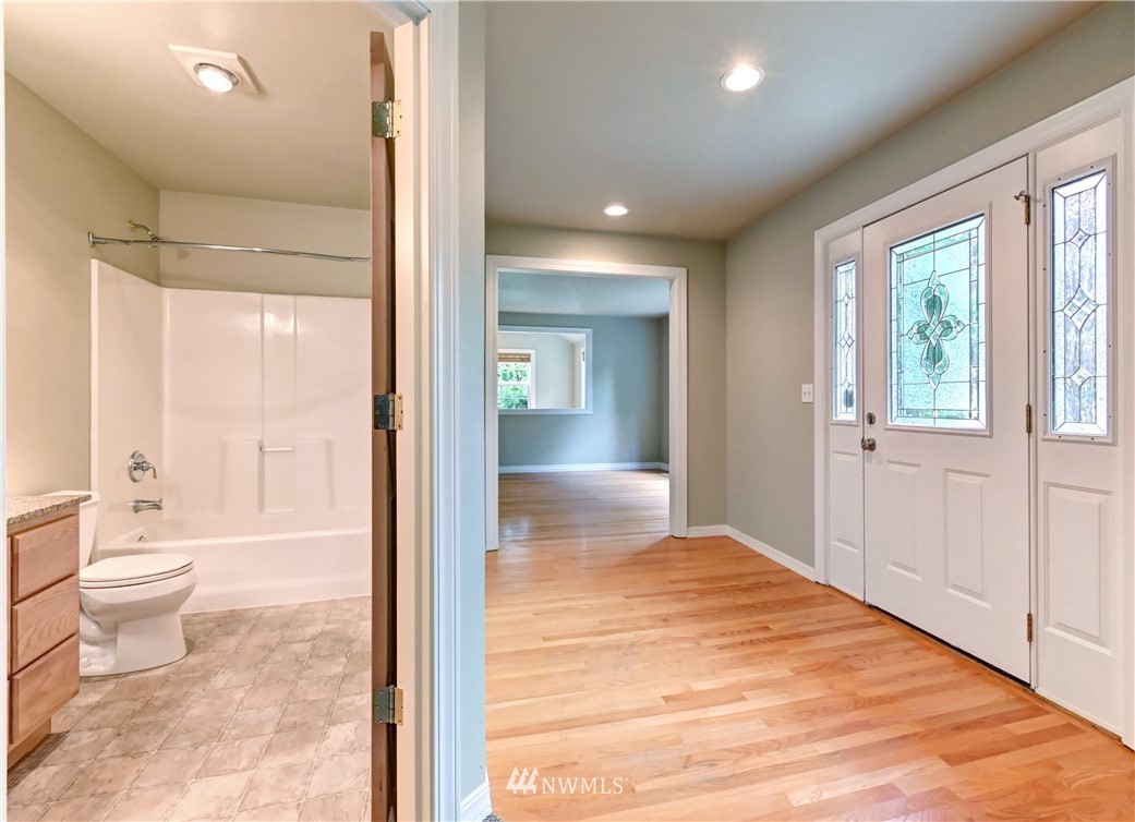425 South Cabot Road Everett, WA 98203 - Photo 9 of 24 a bathroom with a toilet shower and a sink