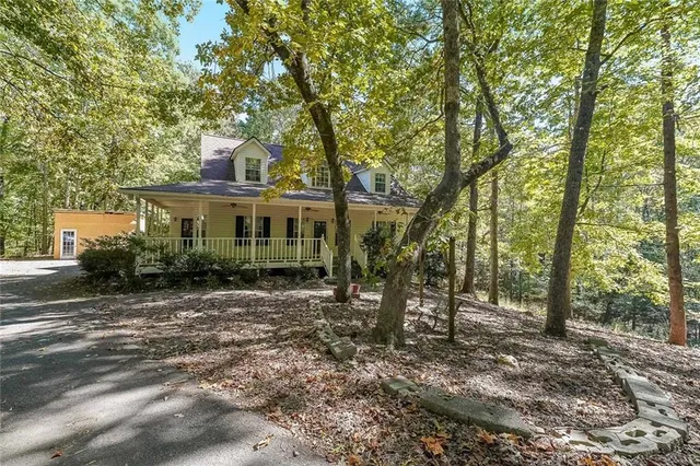 a view of a house with a yard