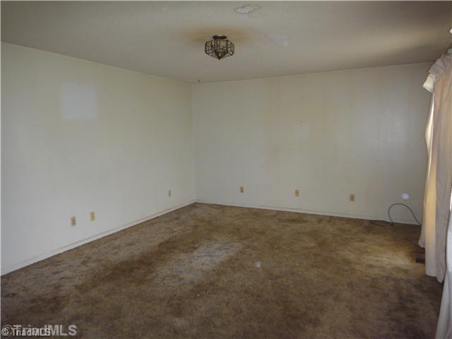 1900 Angell Road Madison, NC 27025 - Photo 8 of 16 Living Room.