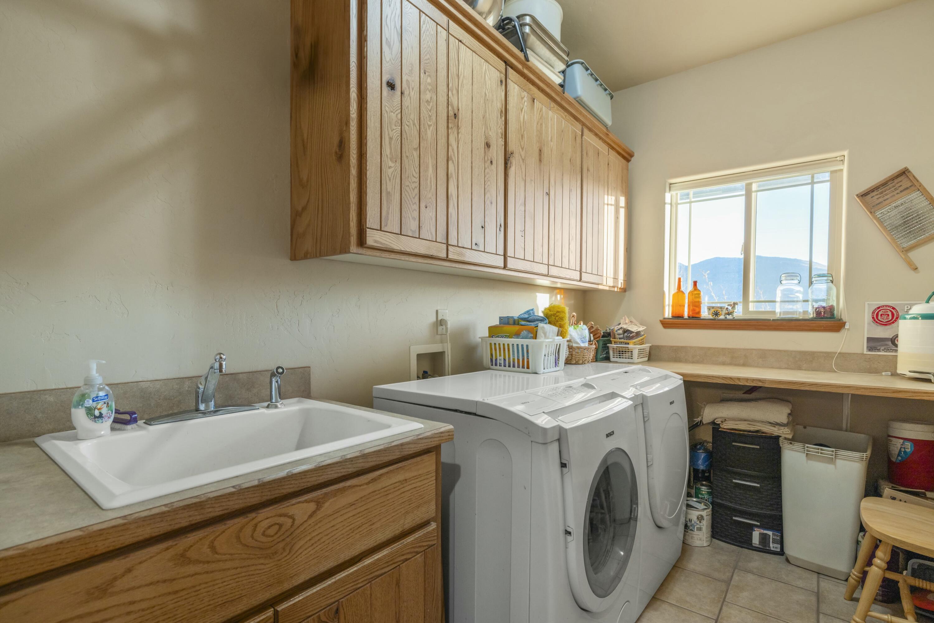 11251 Crystal Springs Road Klamath Falls, OR 97603 - Photo 22 of 64 laundry