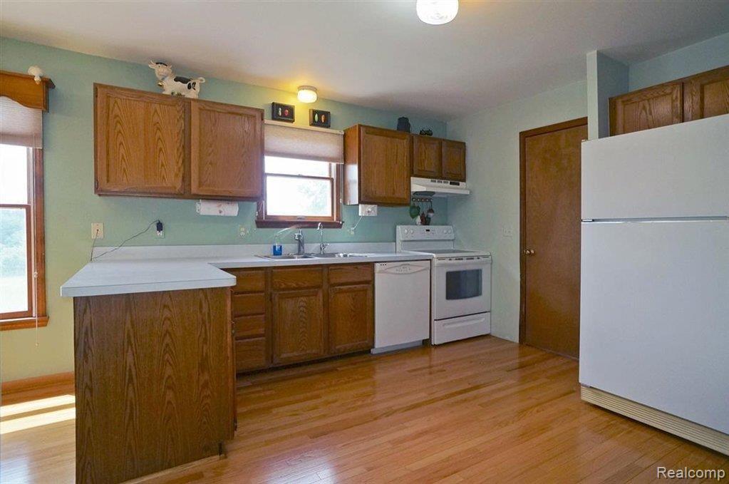 12188 Hibner Road Hartland, MI 48353 - Photo 4 of 25 Bright kitchen
